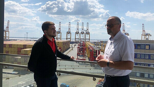 Mitte Juni 2023 war einer Wirtschaftsdelegation aus Odessa in Bremerhaven. Eines der Themen: Kooperationen beim Wiederaufbau des Hafens. Im Gespräch: Der damalige stellvertretenden Gouverneur der Militärverwaltung Odessa Oblast, Roman Grygoryshyn (links), und Marc Dieterich, Geschäftsführer Eurogate