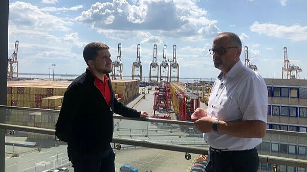 Mitte Juni 2023 war einer Wirtschaftsdelegation aus Odesa in Bremerhaven. Eines der Themen: Kooperationen beim Wiederaufbau des Hafens. Im Gespräch: Der damalige stellvertretenden Gouverneur der Militärverwaltung Odessa Oblast, Roman Grygoryshyn (links), und Marc Dieterich, Geschäftsführer Eurogate