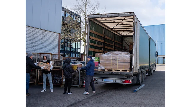 Freiwillige Helfer:innen beladen den LKW mit Fahrtziel Odesa