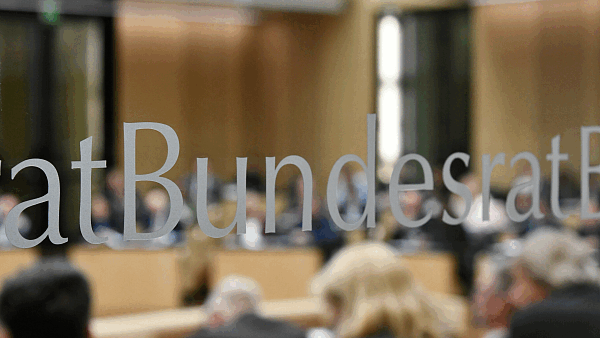 Eine Glastür im Bundesrat.
