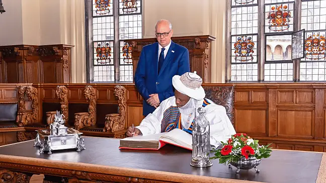 Der Lamido von Tibati (Kamerun), Seine Majestät Mohamadou Hadi Barkindo, und Bürgermeister Andreas Bovenschulte beim Eintrag in das Goldene Buch.