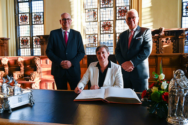 Eintrag in das Goldene Buch; Bürgermeister Andreas Bovenschulte (li.), Botschafterin Alda Vanaga und Honorarkonsul Lutz Peper.