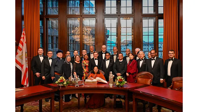 Alle anwesenden Botschafterinnen und Botschafter aus der ostasiatischen Region trugen sich im Senatssaal in das Goldene Buch ein.