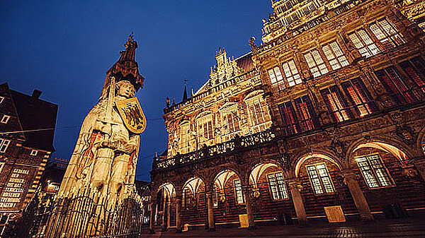 Blick vom Bremer Marktplatz auf den Bremer Roland und das Bremer Rathaus.