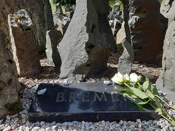 Gedenkstein in Riga. Aus dem Stein steht das Wort Bremen.