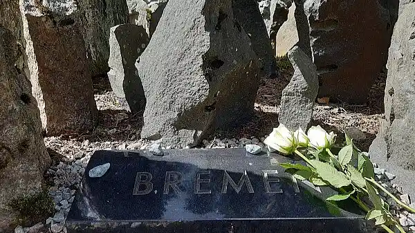 Gedenkstein in Riga. Aus dem Stein steht das Wort Bremen.