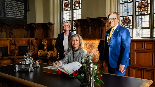 Die schwedische Botschafterin Veronika Wand-Danielsson trug sich ins Goldene Buch ein. Der neue Honorarkonsul Schwedens in Bremen, Daniel Günther, erhielt anlässlich des Besuchs der Botschafterin von Wirtschaftssenatorin Kristina Vogt (links) seine Berufungsurkunde.