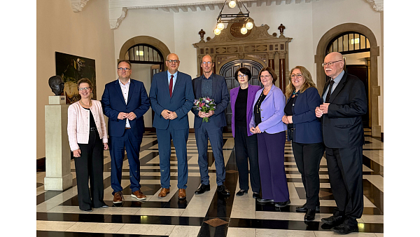 Der Bremer Senat (von li.): Senatorin für Arbeit, Soziales, Jugend und Integration und Senatorin für Justiz und Verfassung Dr. Claudia Schilling, Bürgermeister und Senator für Finanzen Björn Fecker, Bürgermeister Dr. Andreas Bovenschulte, Senator für Kinder und Bildung Mark Rackles, Senatorin für Gesundheit, Frauen und Verbraucherschutz Claudia Bernhard, Senatorin für Wirtschaft, Häfen und Transformation Kristina Vogt, Senatorin für Bau, Mobilität und Stadtentwicklung Özlem Ünsal und Senator für Inneres und Sport Ulrich Mäurer.