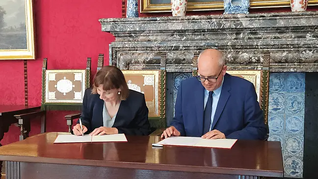 Die stellvertretende Stadtpräsidentin Danzigs Chabior und Bürgermeister Bovenschulte unterzeichnen einen Letters of Intent