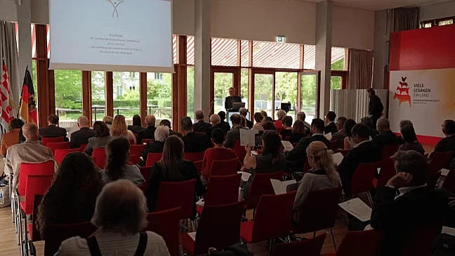 Blick in die Landesvertretung Bremen in Berlin während der Veranstaltung Weimarer Dreieck Stammtisch