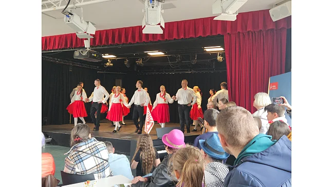 Bühnenprogramm der Tanzgruppe FolkWir in der Kultur-Aula Ellener Hof