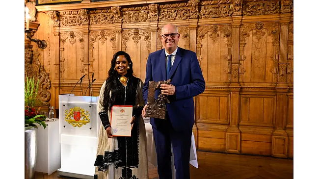 Die Preisträgerin Meseret Hadush und Bürgermeister Andreas Bovenschulte.